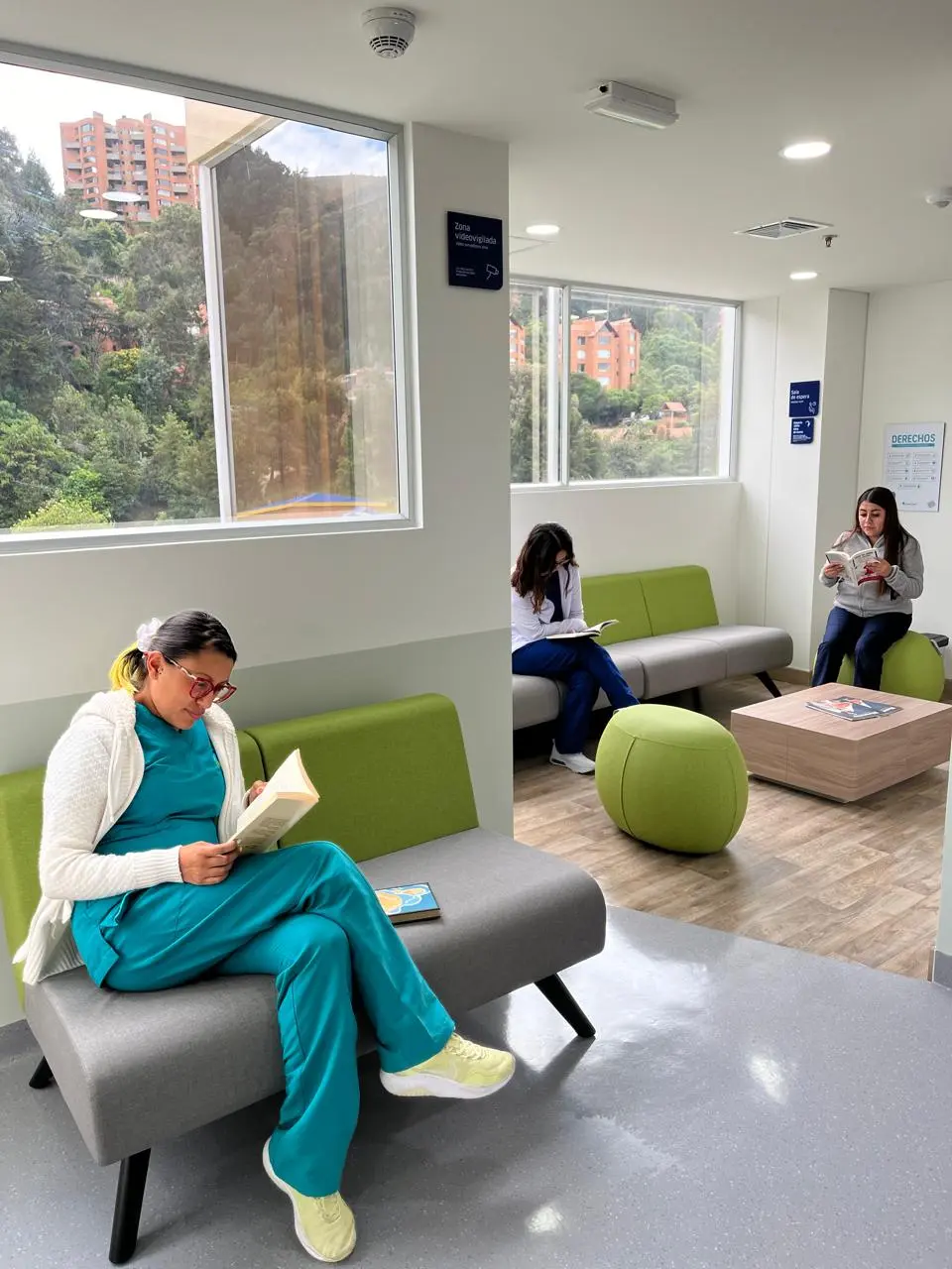 imagen de personas leyendo