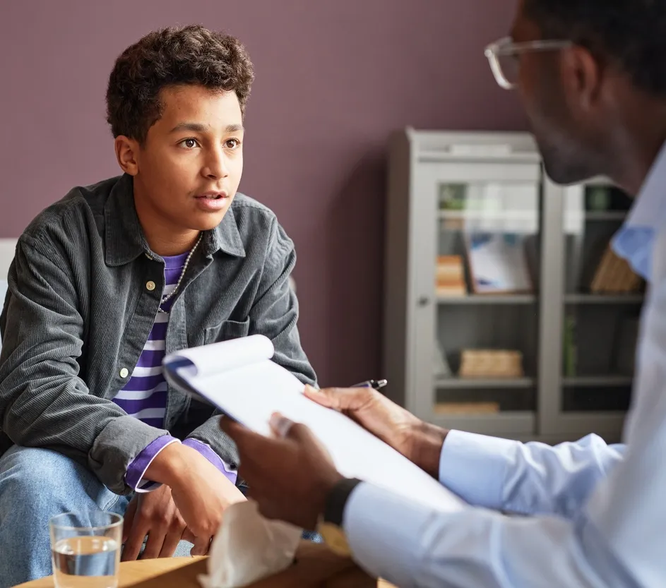 Joven recibe orientación psicológica en la Clínica Eirén especializada en salud mental