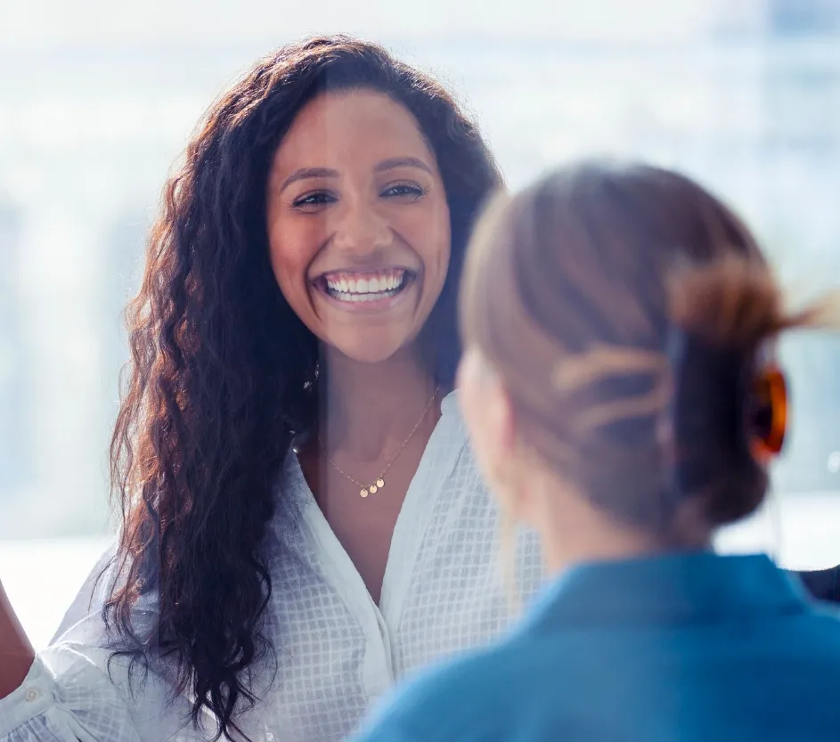 Paciente sonriente recibe atención psicológica en la Clínica Eirén Bogotá