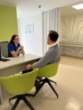 Imagen de hombre recibiendo atención médica por una doctora